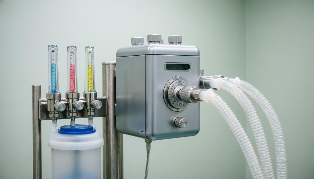 Veterinary anesthesia machine with rebreathing circuit and integrated respiratory monitoring for surgical suite use